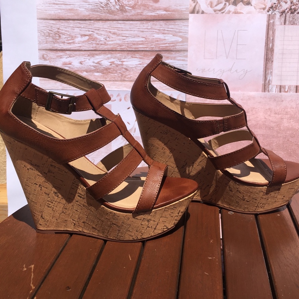 Shoedazzle tan wedges